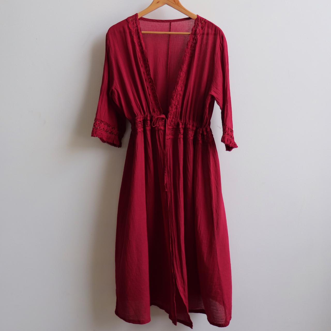 Women's 100% cotton robe with drawstring waist. Free-size garment with 3/4 sleeve with lace and cotton fringe. Fits bust size up to 120cm. 