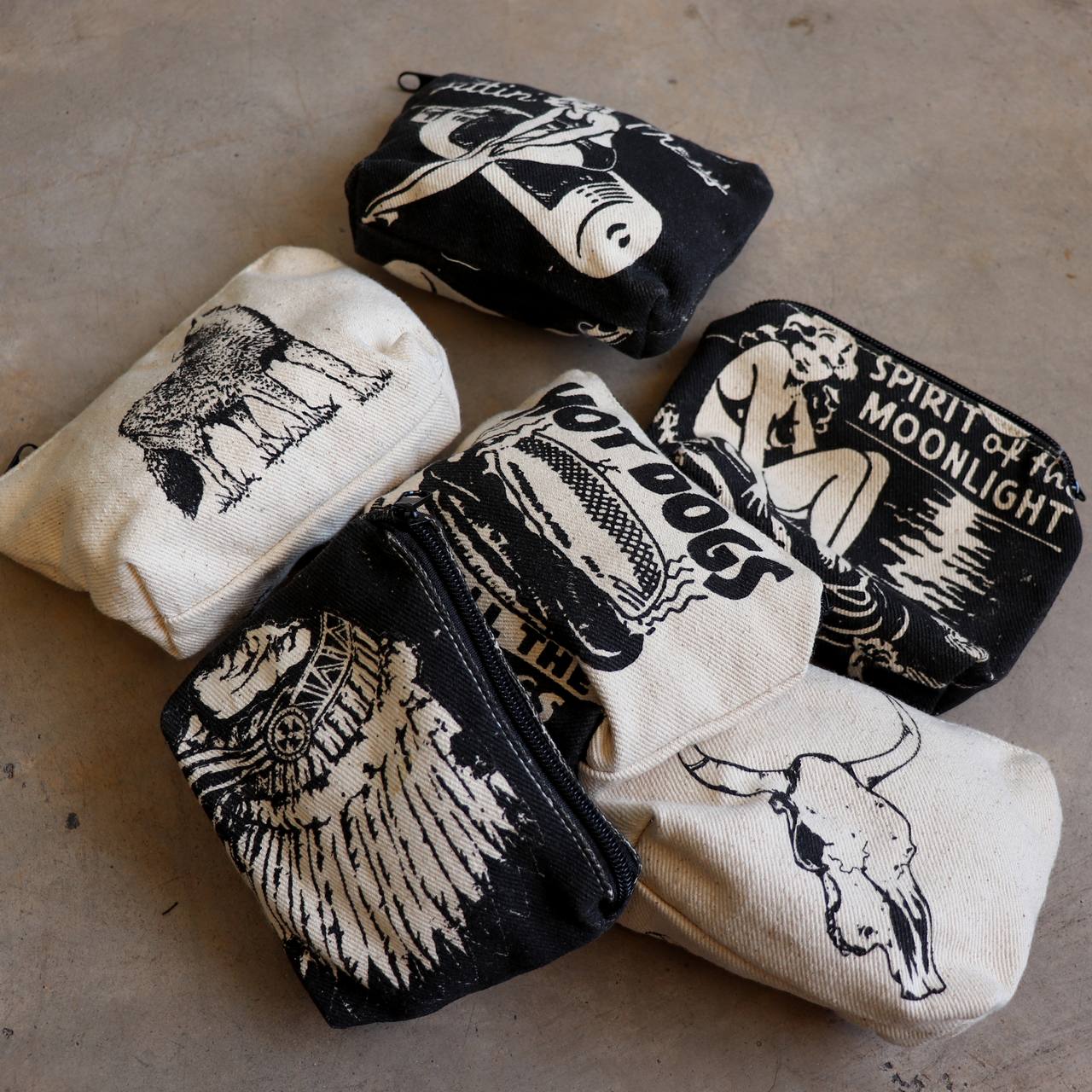 Cotton canvas printed zipper bag. Perfect for keys, sunglasses or loose change.