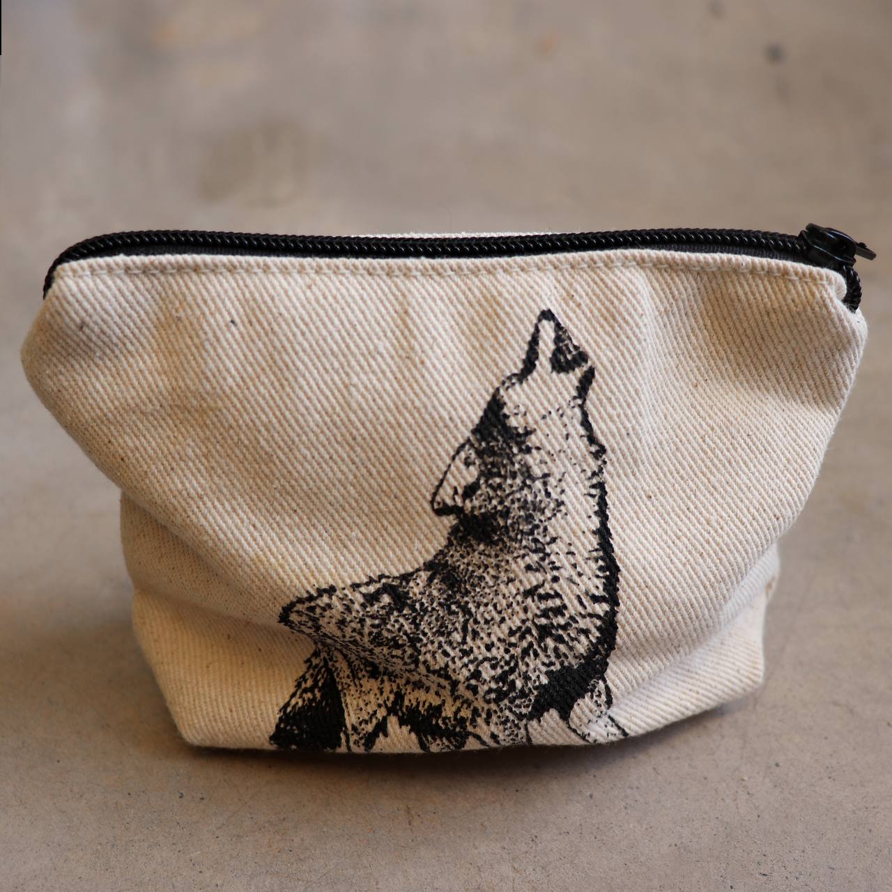 Cotton canvas printed zipper bag. Perfect for keys, sunglasses or loose change.