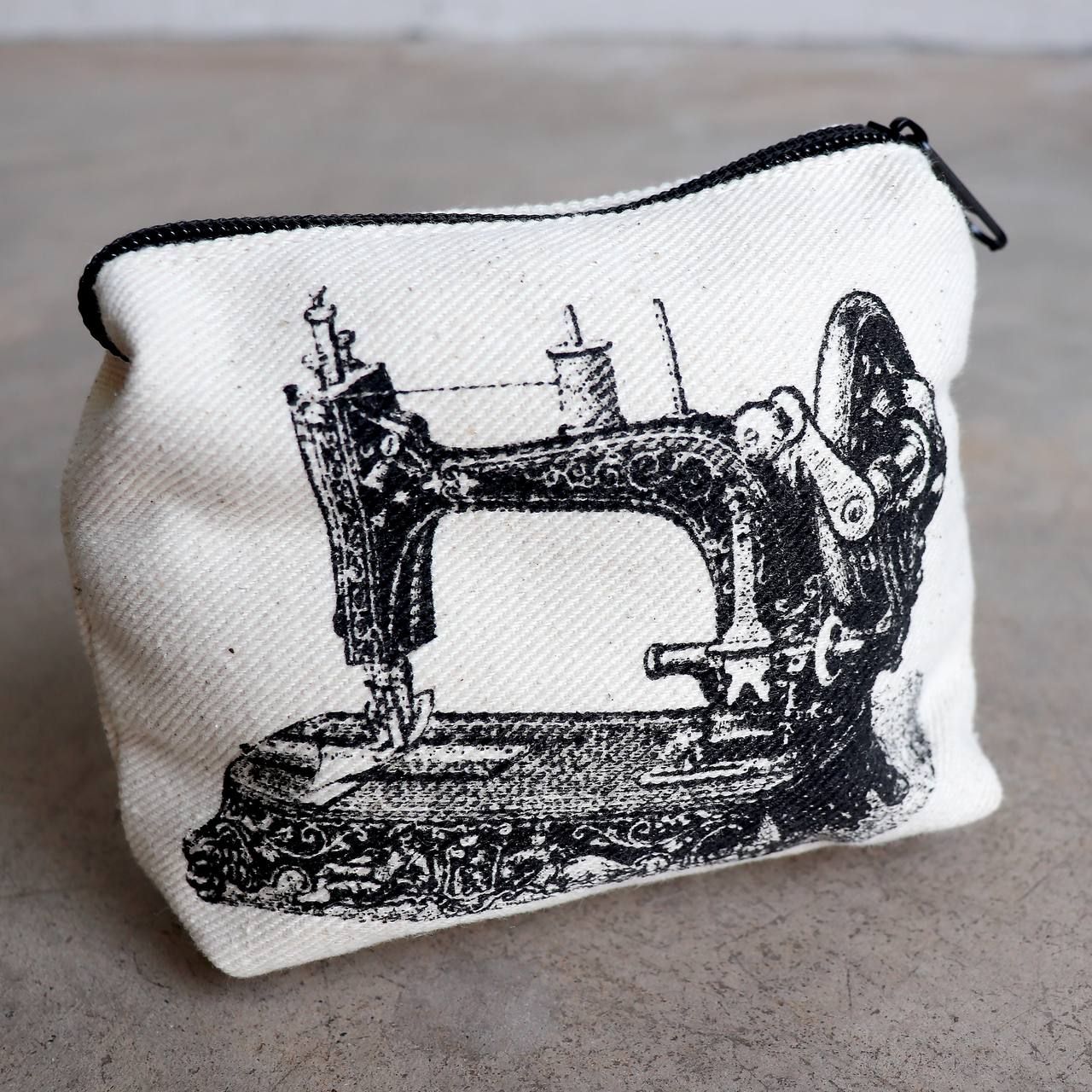 Cotton canvas printed zipper bag. Perfect for keys, sunglasses or loose change.
